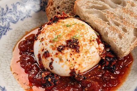 Буррата с томатным джемом