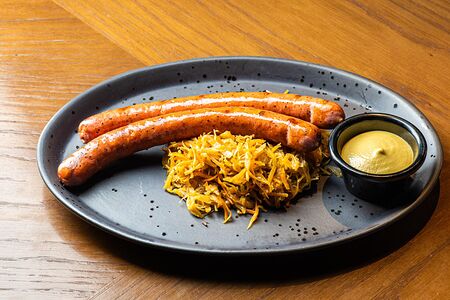 Колбаски на гриле с тушеной капустой и дижонской горчицей