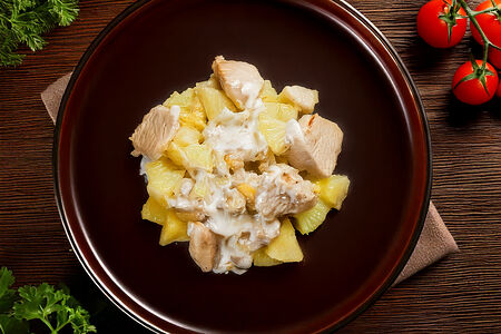 Салат из куриной грудки и ананаса