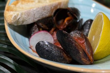 Мидии, томленные в винном соусе