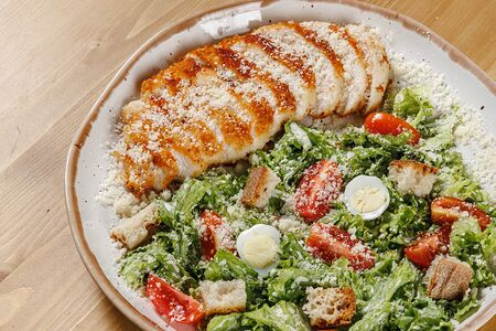 Цезарь с теплой курицей в панировке