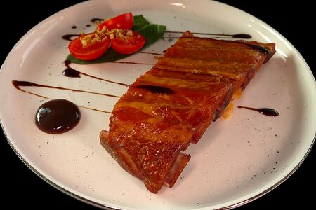 Ребра свиные копченые с соусом барбекю