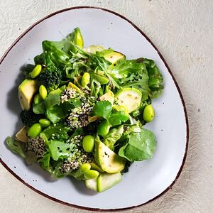Салат зеленый с авокадо и бобами эдамаме