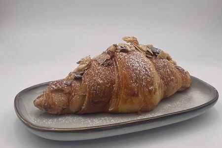 Круассан с миндалем