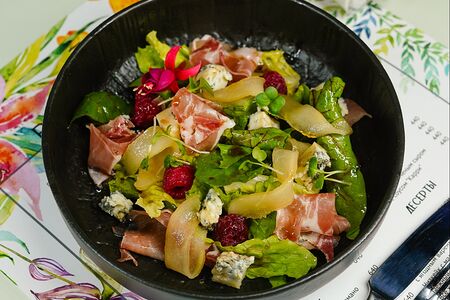 Салат с грушей и пармской ветчиной