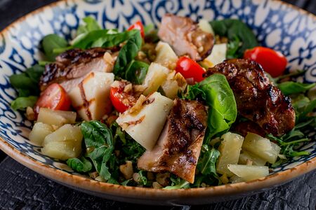 Салат с сыром халуми на гриле