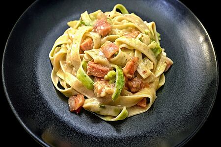 Феттуччине с лососем и цукини в сливочном соусе