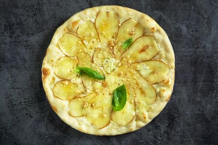 Пицца с грушей и сыром дорблю
