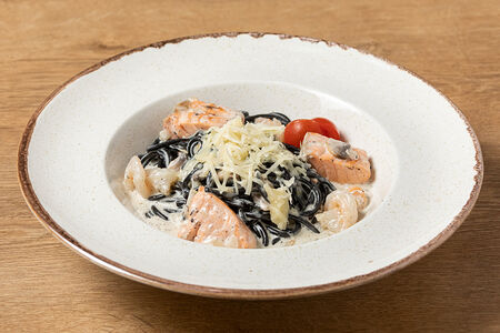 Чёрная паста с морепродуктами