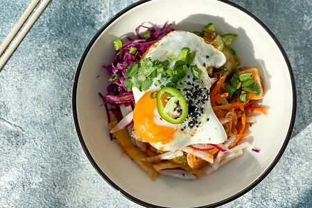 Корейский пибимпап с курицей