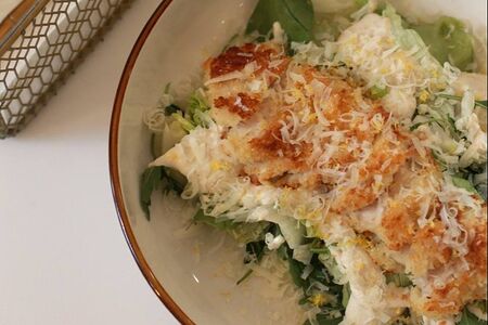 Салат с хрустящей индейкой и соусом цезарь