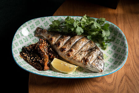 Дорадо гриль с салатом из баклажан