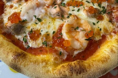 Пицца с креветками и красной икрой