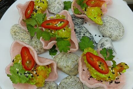 Креветки в соусе васаби с креветочными чипсами