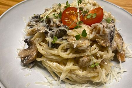 Паста с курицей и грибами