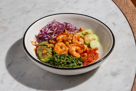 Боул с киноа, креветками, авокадо и попкорном из нута