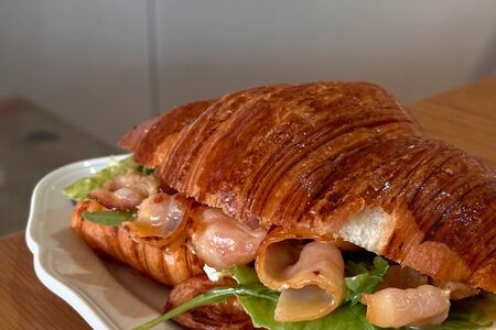 Круассан с жареным беконом