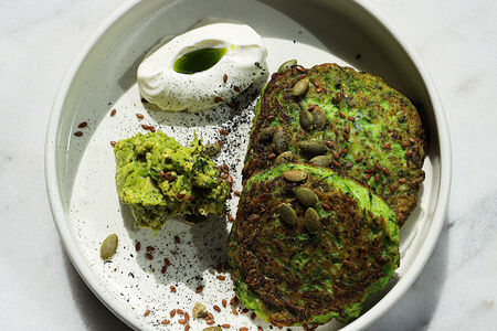 Оладьи из цукини со шпинатом и зеленым маслом