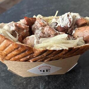 Шашлык из филе куриного бедра в горячей булке