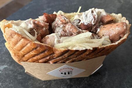 Шашлык из филе куриного бедра в горячей булке