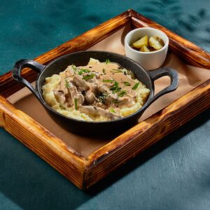 Бефстроганов с грибами и картофельным пюре