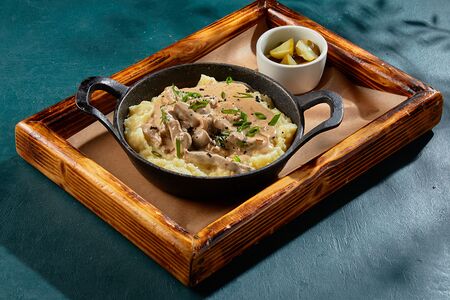 Бефстроганов с грибами и картофельным пюре