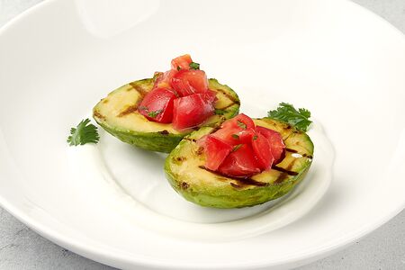 Авокадо на гриле с томатами 