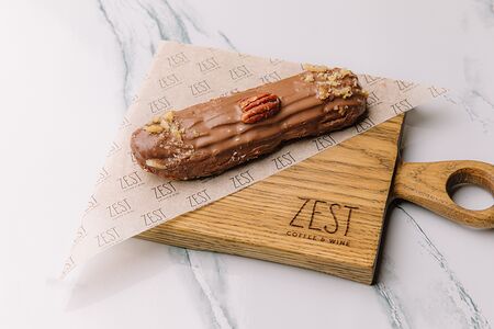 Эклер шоколадный 