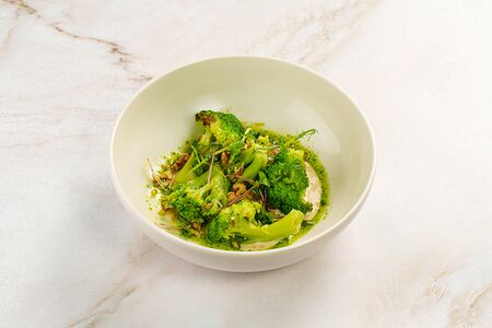 Брокколи с орехово-кунжутным соусом