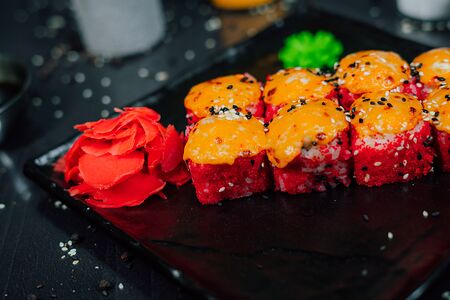 Запеченный ролл Том Ям