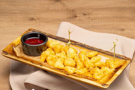 Моцарелла с ягодным соусом