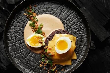 Бифштекс с яйцом и сыром чеддер