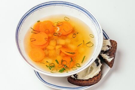 Уха с лососем и брускеттами со сливочным маслом