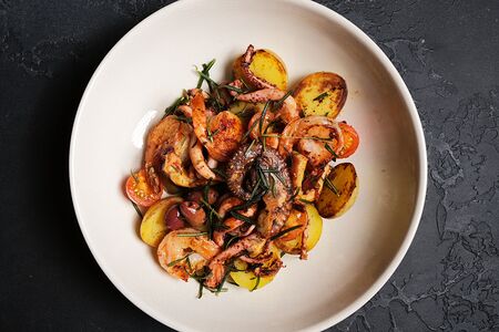 Обжаренные креветки, осьминог и кальмары