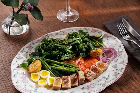 Нисуаз с тунцом и горчичной заправкой