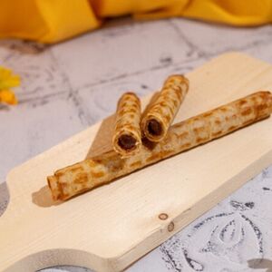 Вафельная трубочка с вареной сгущенкой