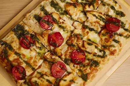 Римская пицца с цыплёнком песто