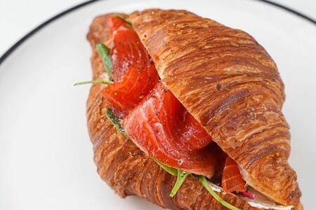 Круассан с лососем