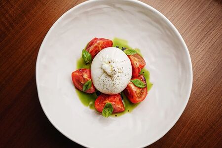 Буратта с помидорами