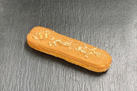 Эклер карамельный