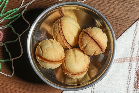 Орешки с вареной сгущенкой