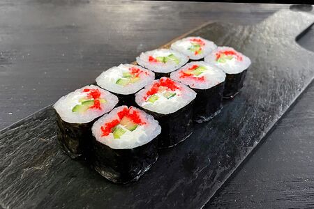 Ролл со сливочным сыром и огурцом 