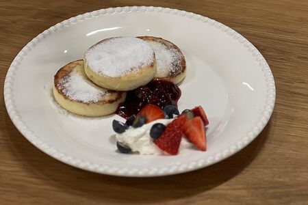 Сырники со сметаной, джемом и ягодами