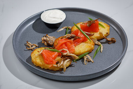 Хашбраун с лососем и грибами