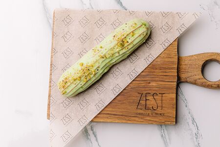 Эклер фисташковый 