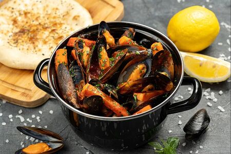 Мидии в томатном соусе