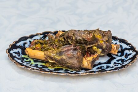 Ягненок с приправами, томленный в чесночном соусе