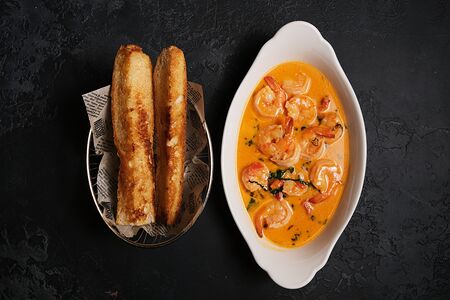 Креветки, обжаренные в соусе с базиликом