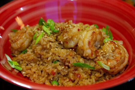 Жареный рис с креветками и омлетом