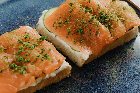 Брускетта с лососем, взбитой рикоттой и цитрусом